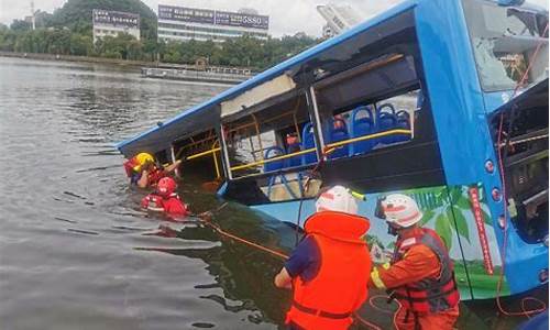 贵州安顺高考大巴落水,贵州高考生大巴坠湖