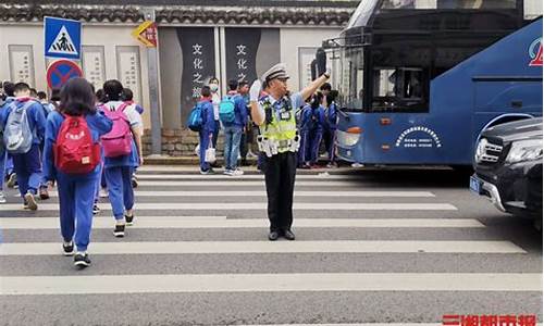 城管阻扰交警设高考,阻拦城管执法