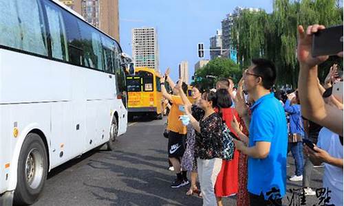 高考接送车 私家车标_车企高考接送考生